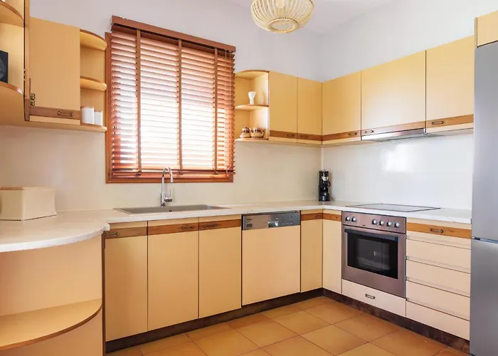 Luna Private * Nea Iraklia